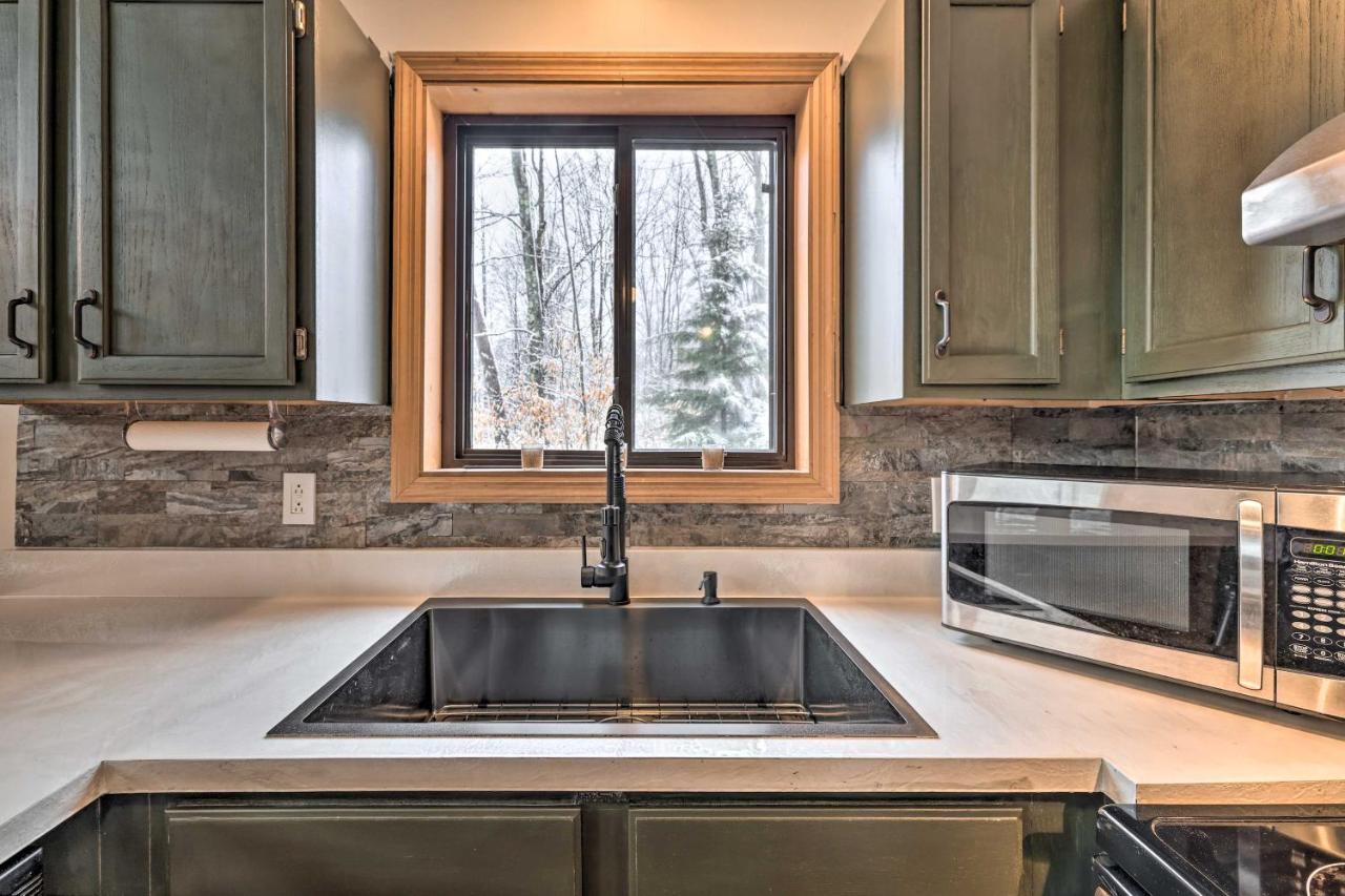 Charming Pocono With Hot Tub And Fire Pit *